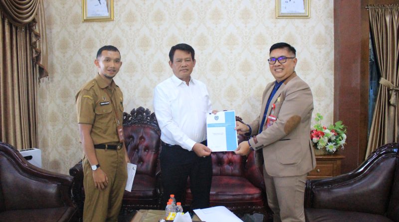 Penyampaian Piagam Audit Intern dan Penandatanganan oleh Bupati Seruyan