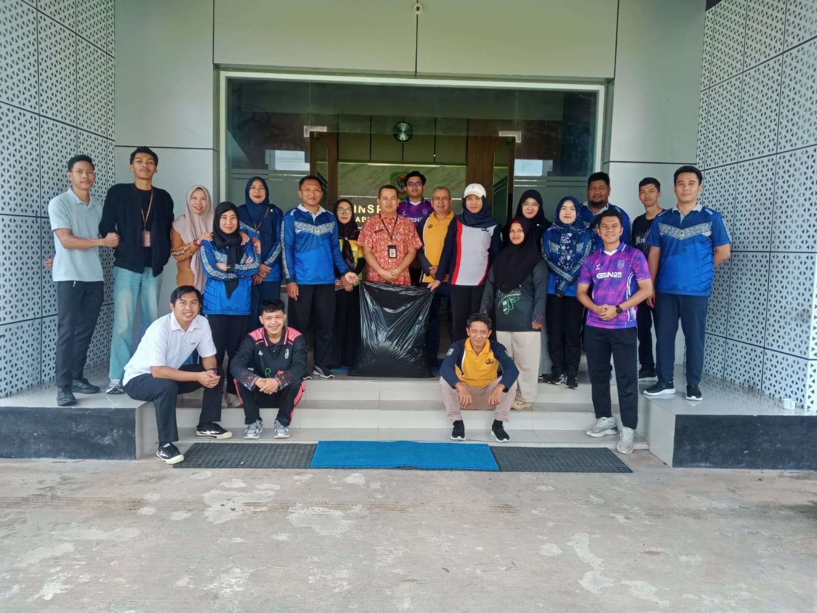 Budayakan Gotong Royong, ASN Inspektorat Seruyan Bersih-Bersih Kantor Usai Senam Jumat